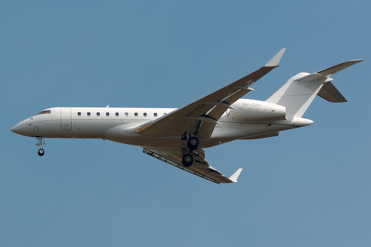 Bombardier_BD-700-1A10_Global_Express_XRS,_Avwest_Aviation_JP6883243
